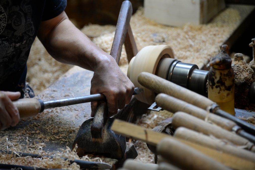 職人さんの使い込まれた漆桶.漆掻壺 DSC_4084-1024x683.jpg